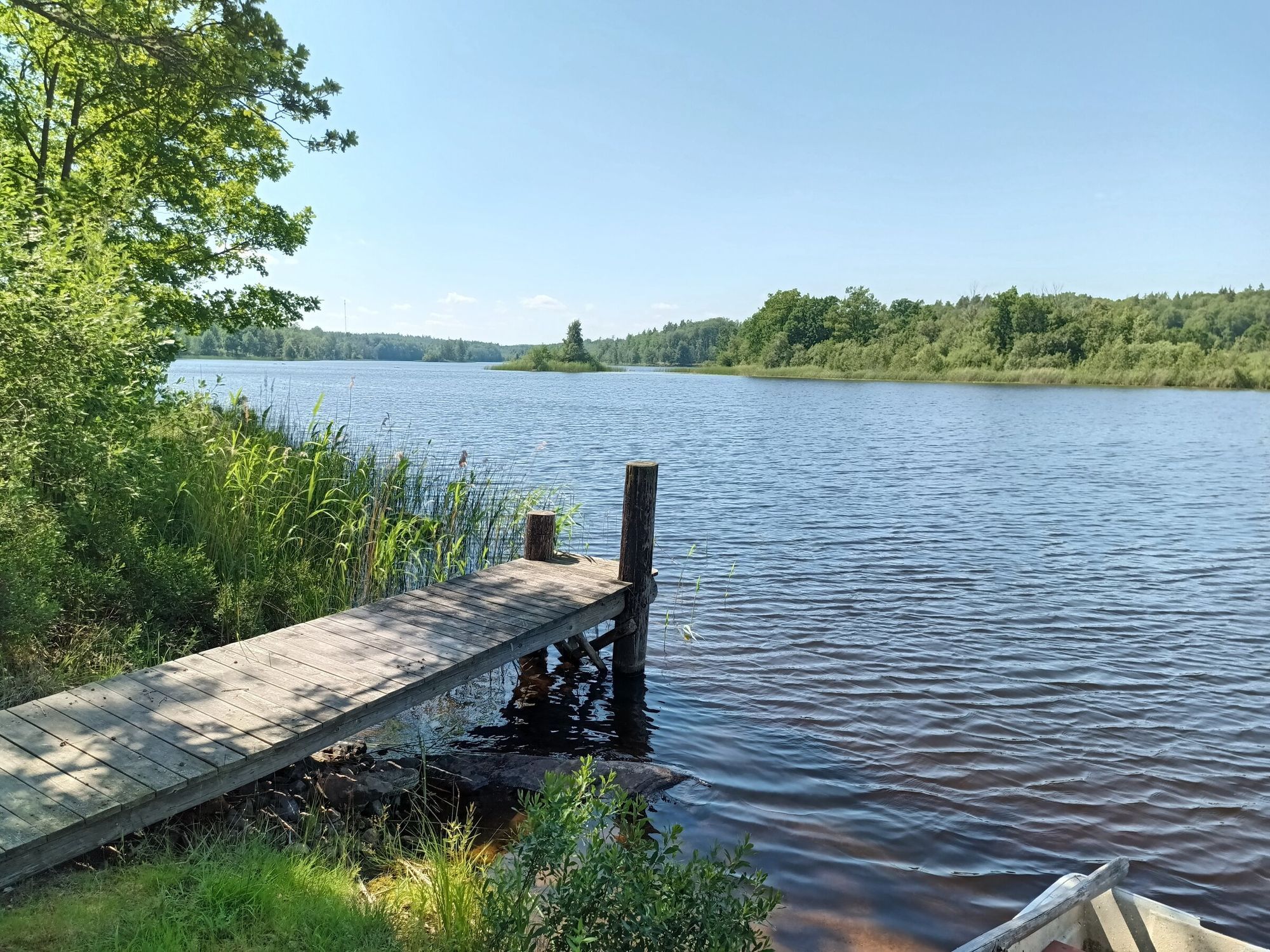 Enskilt belägen sommarstuga med egen strand – bild 2 av 14