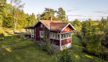 Charmig sommarstuga i ett attraktivt område.