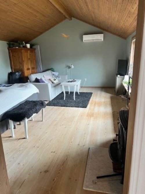 Mysig stuga på landet i charmiga Gamlebyviken – bild 13 av 15