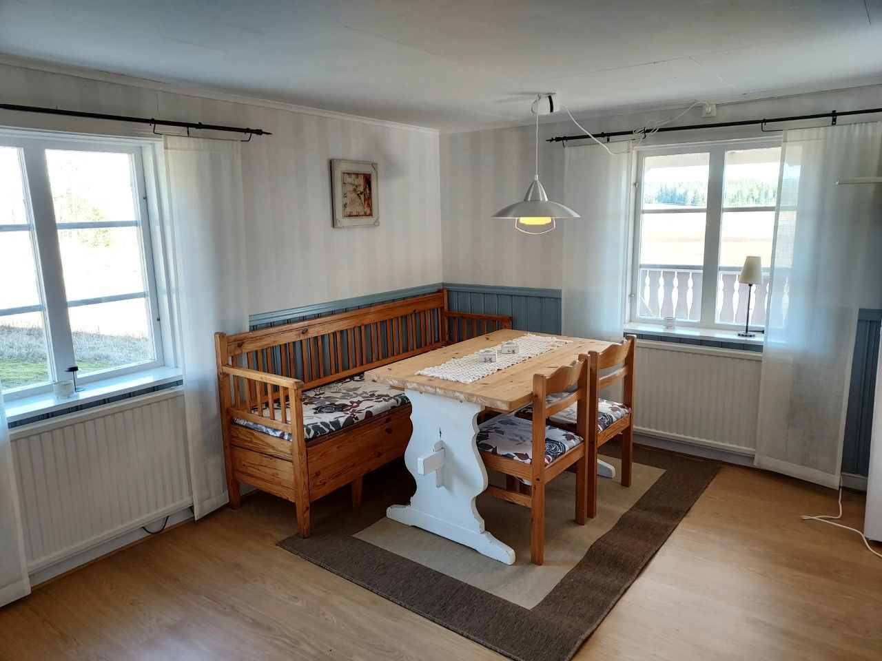 Torp/stuga med fin utsikt över sjö och fält – bild 6 av 14