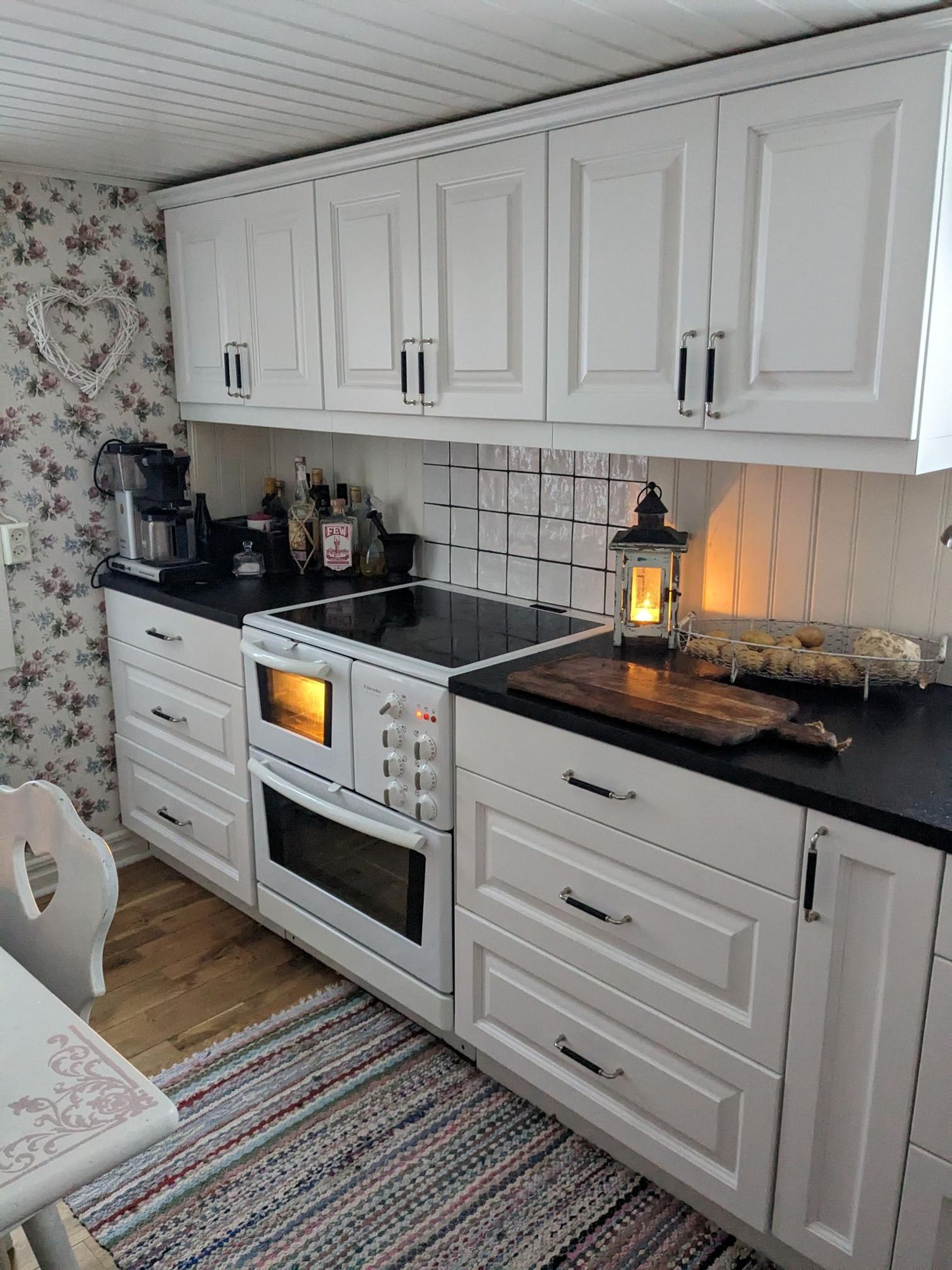 Stuga i idyllisk skogsmiljö – bild 13 av 24