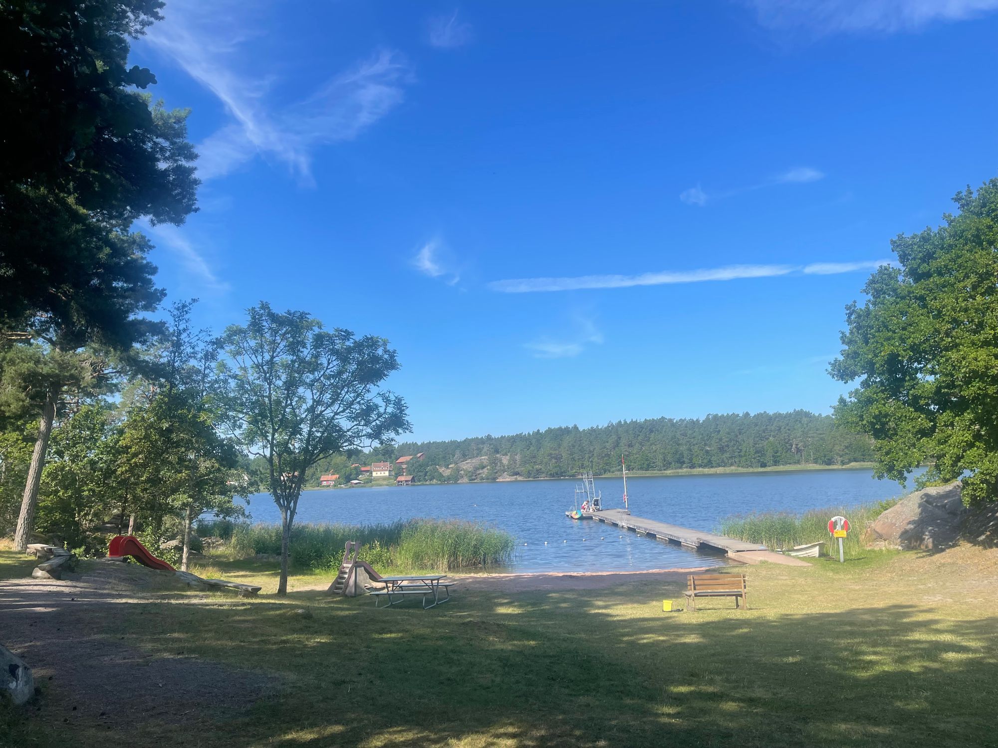 Stuga nära skog och hav – bild 17 av 17