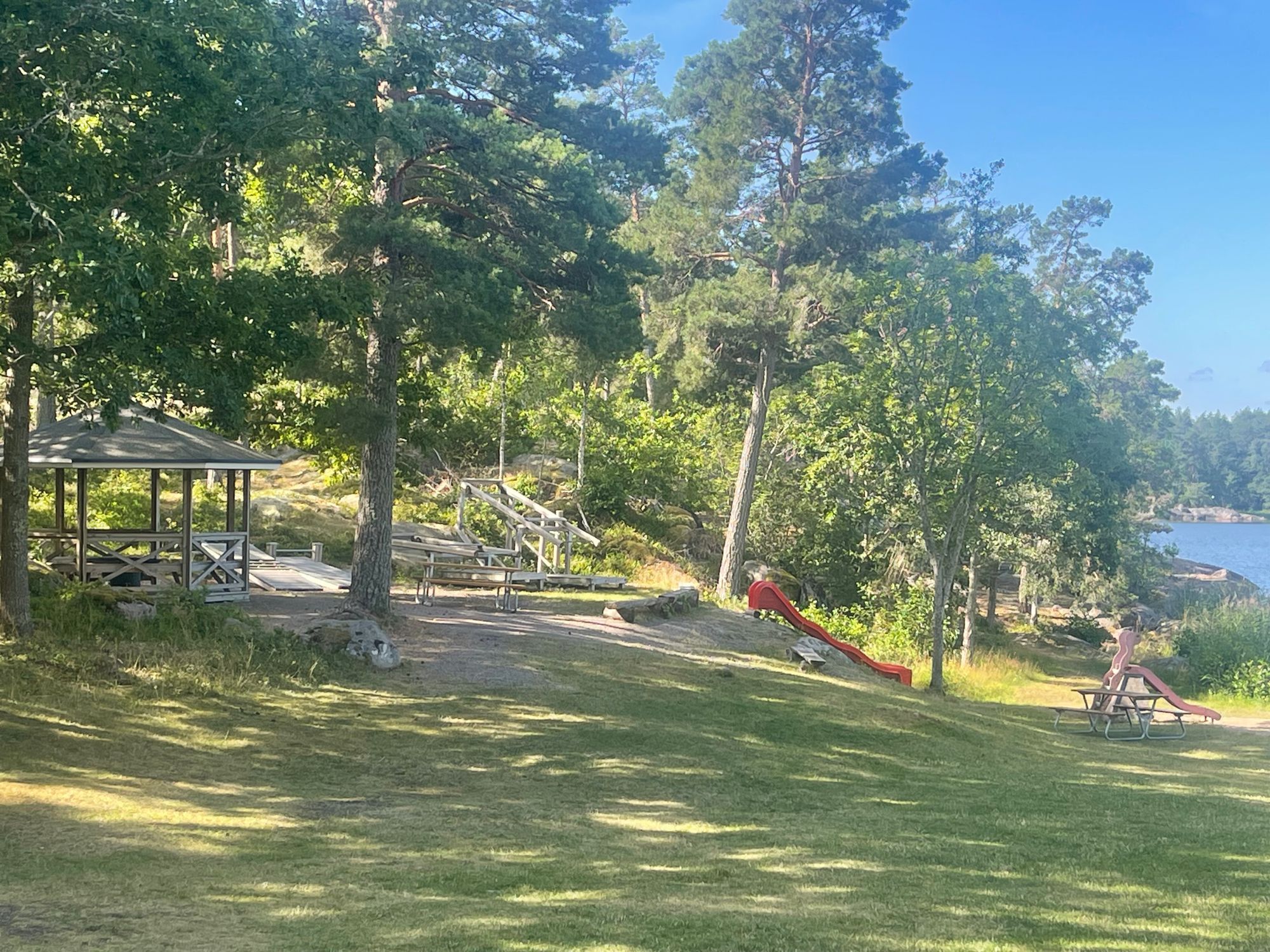 Stuga nära skog och hav – bild 15 av 17