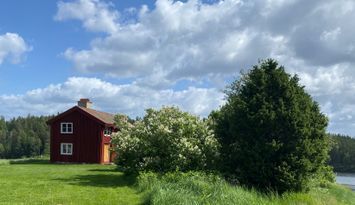 Dalslandsstuga vid sjö