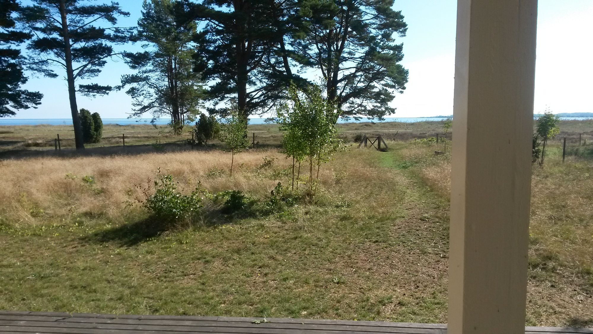 Rymlig sommarstuga med fantastisk sjöutsikt – bild 2 av 16