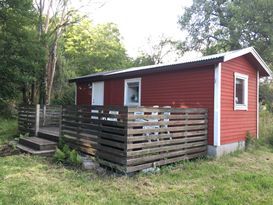 Liten stuga i lantlig miljö
