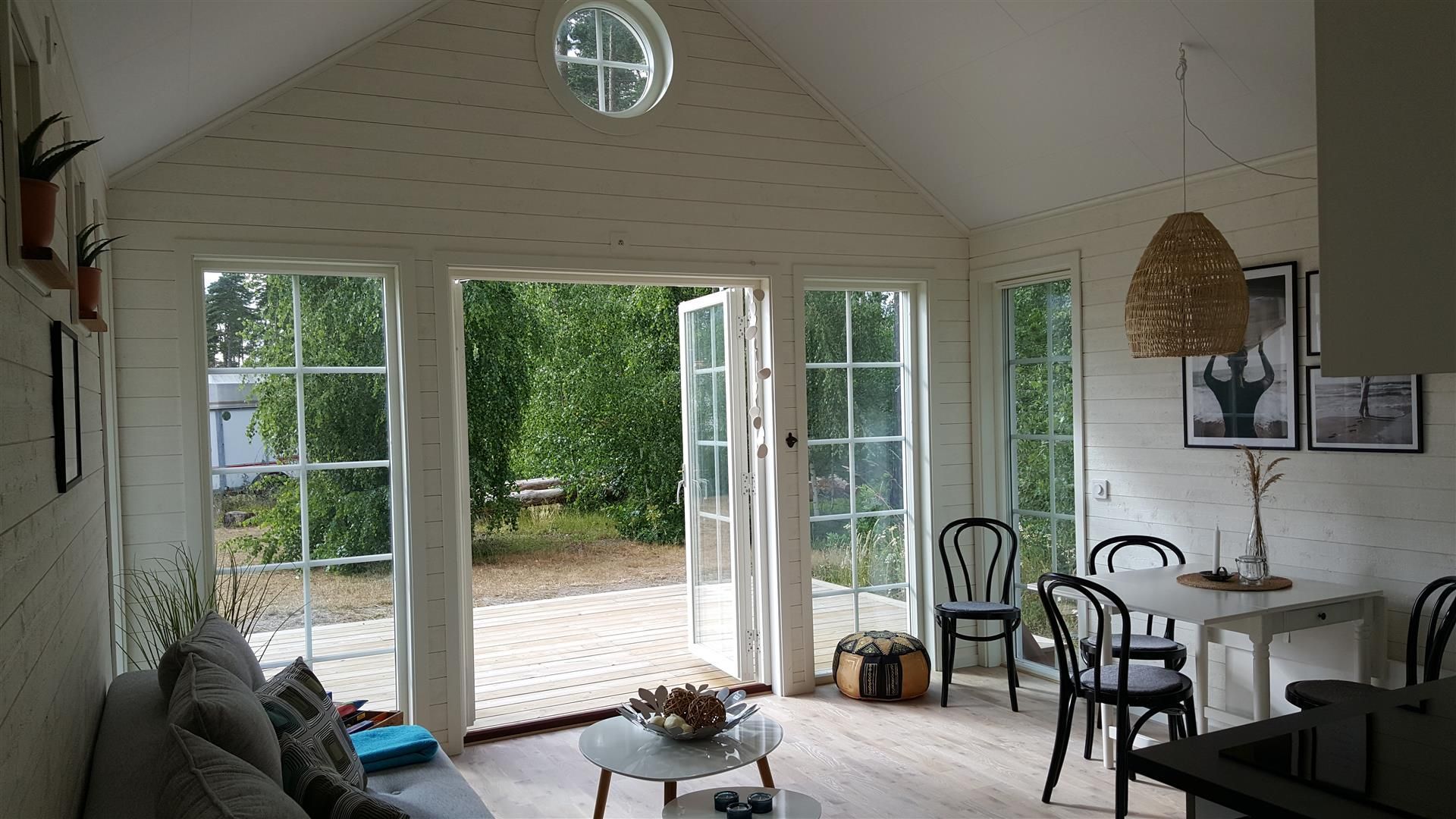 Toppenfräsch stuga nära havet – bild 3 av 12