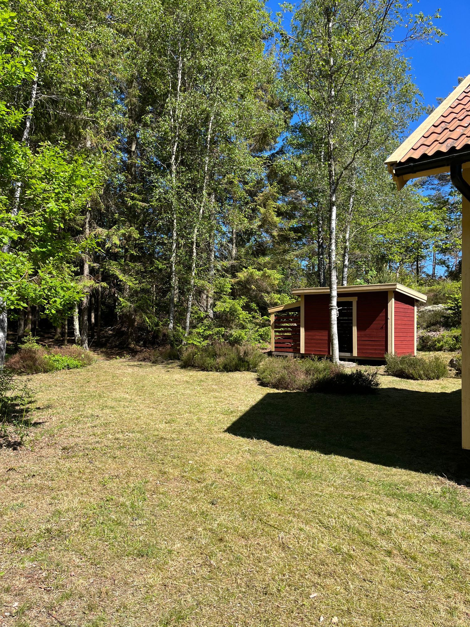 Stuga, Orust, Bohuslän, lugnt läge, skog, havsnära – bild 4 av 23
