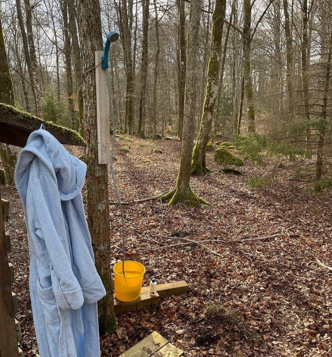 Mysig stuga mitt i bokskogen och stenkast från sjö – bild 19 av 24