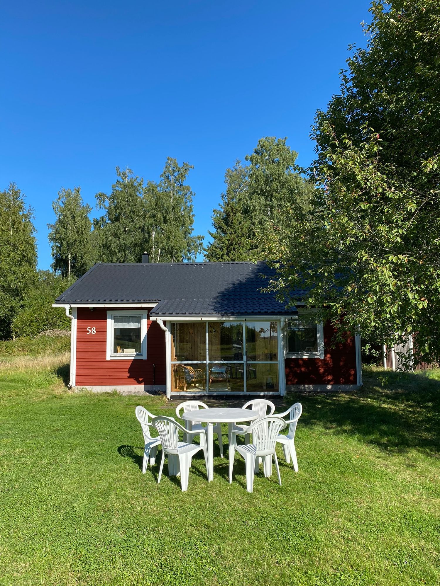 Stugan med sjöutsikt nära bad och handelsbod – bild 2 av 24