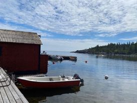 Pärla vid havet med barnvänlig strand och båt