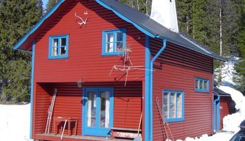 Charmig nyrenoverad stuga med fint läge och utsikt