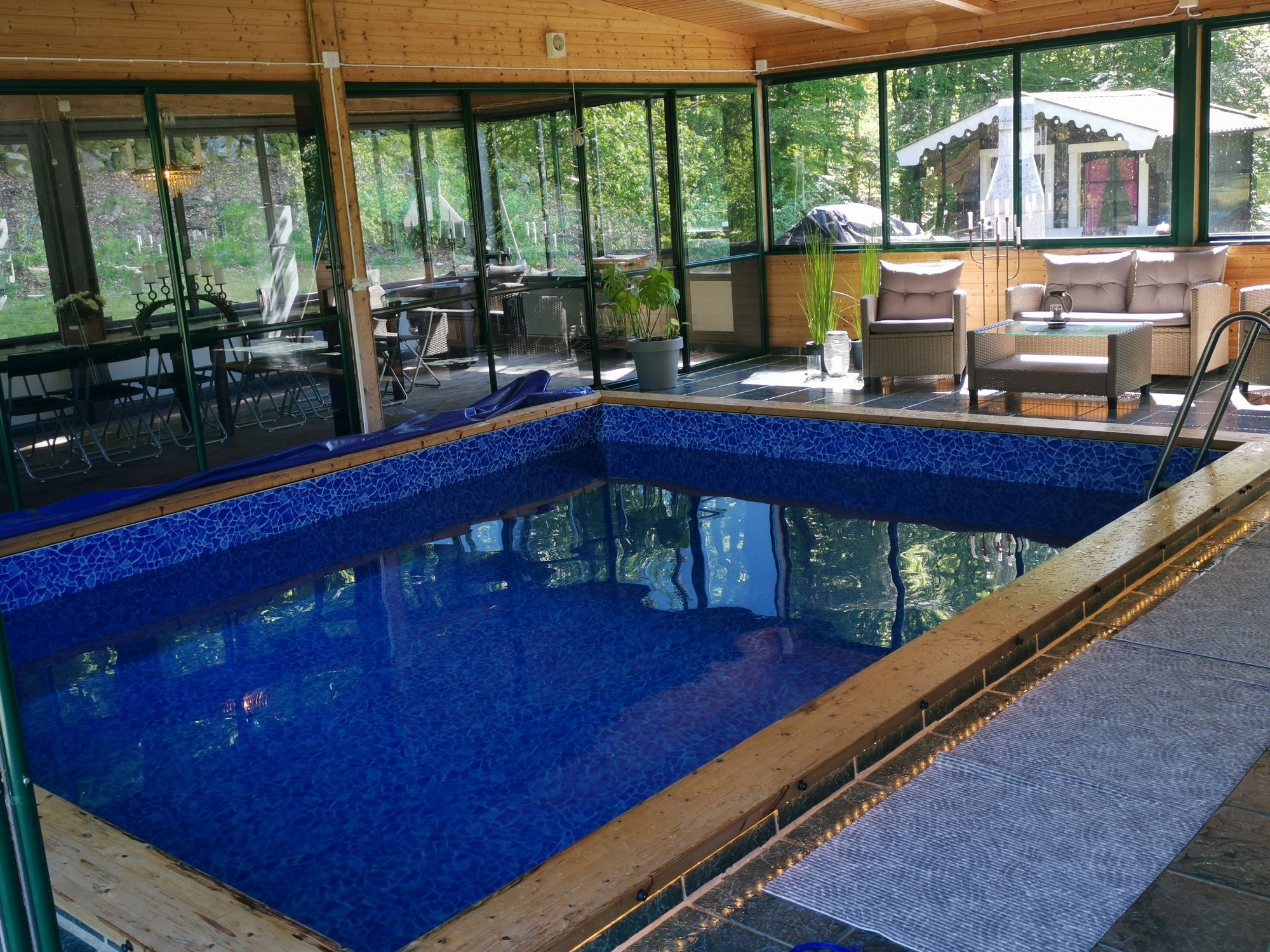 Stuga med egen pool vid badsjö. – bild 3 av 22