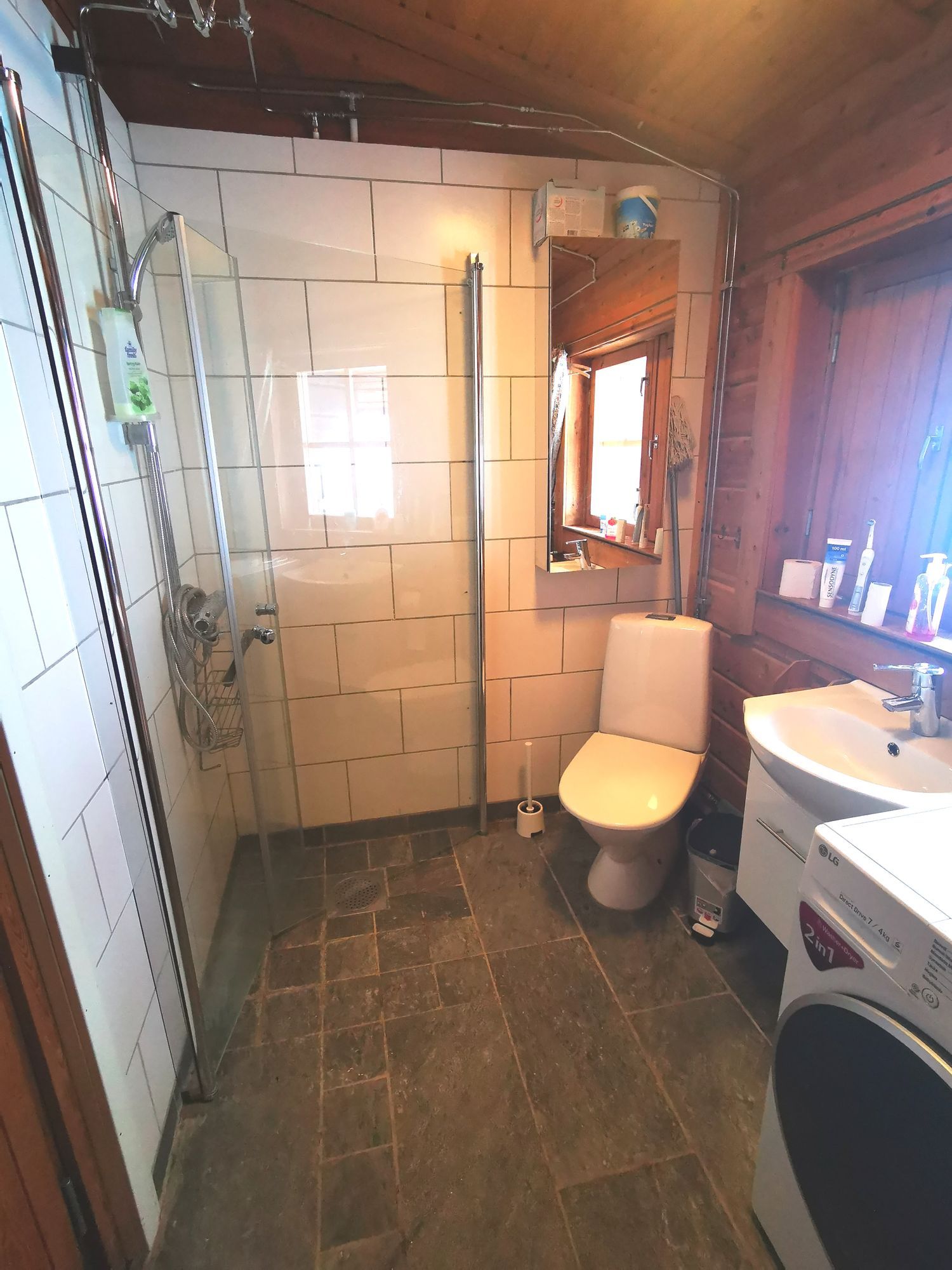 Mysig timrad stuga med fjällutsikt – bild 5 av 6
