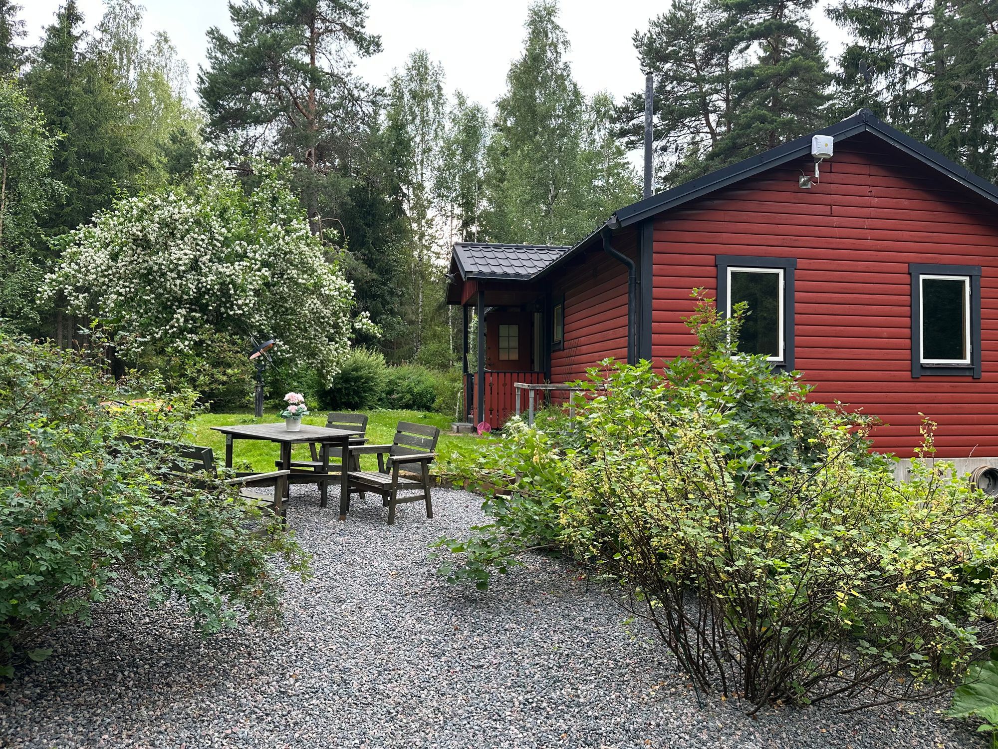 Nyrenoverad stuga nära badplats