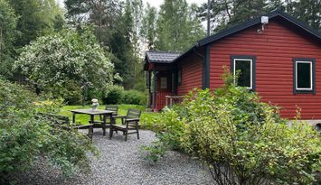 Nyrenoverad stuga nära badplats