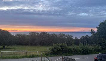 Fritidshus med havsutsikt och gratis parkering.