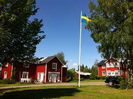 Gårdshus vid sjö med fin lägenhet, 2 rok + ext rum