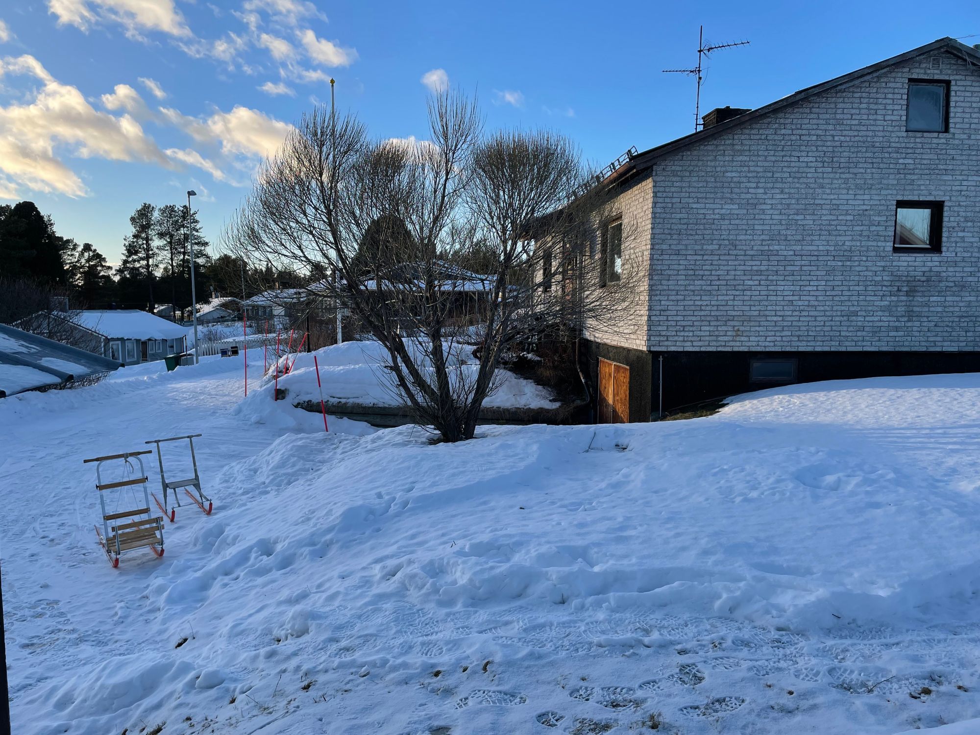 Hus i centrala Jokkmokk, med utsikt mot solnedgång