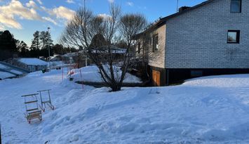 Hus i centrala Jokkmokk, med utsikt mot solnedgång