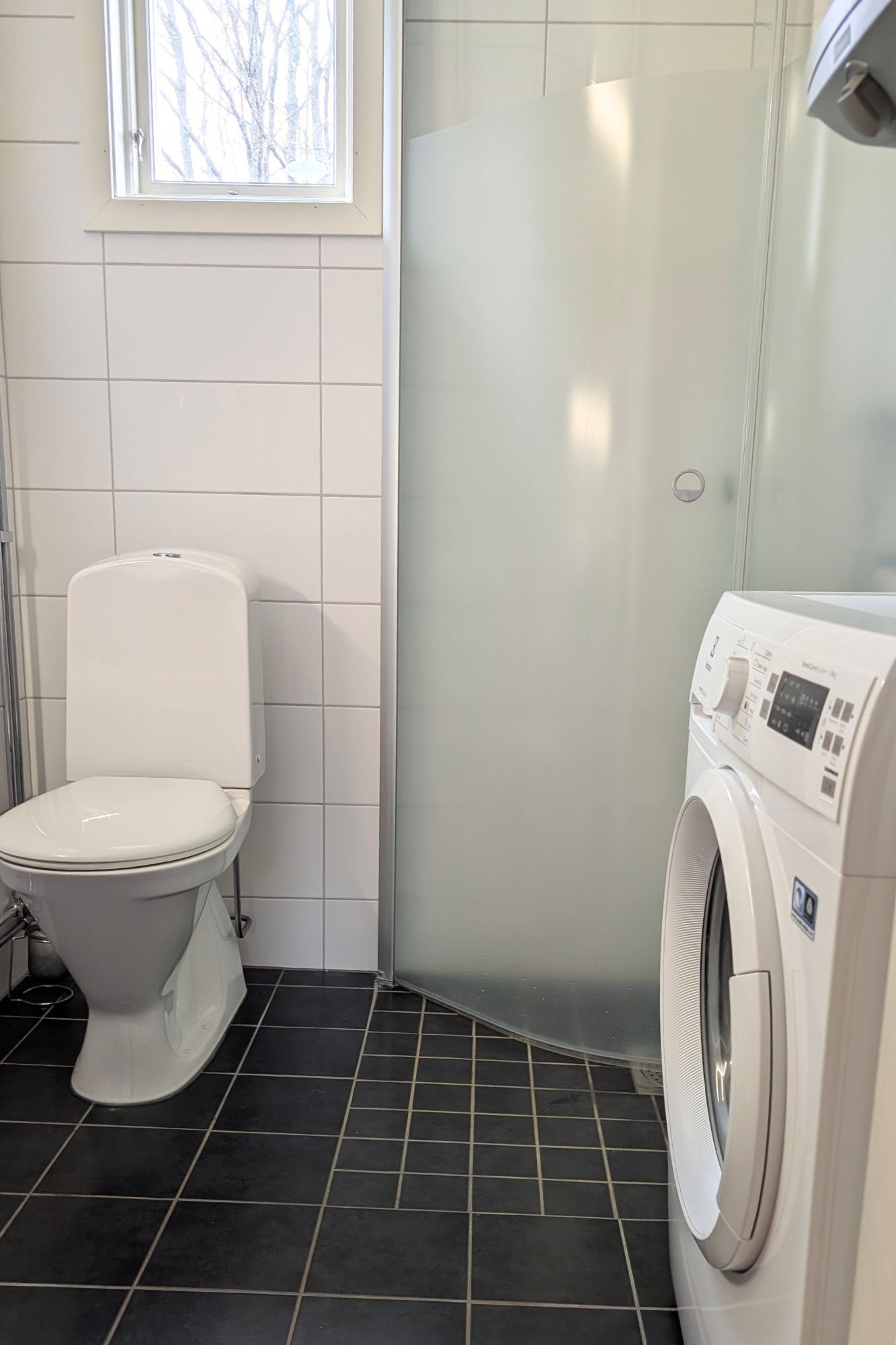 Mysig stuga med poolområde – bild 14 av 15