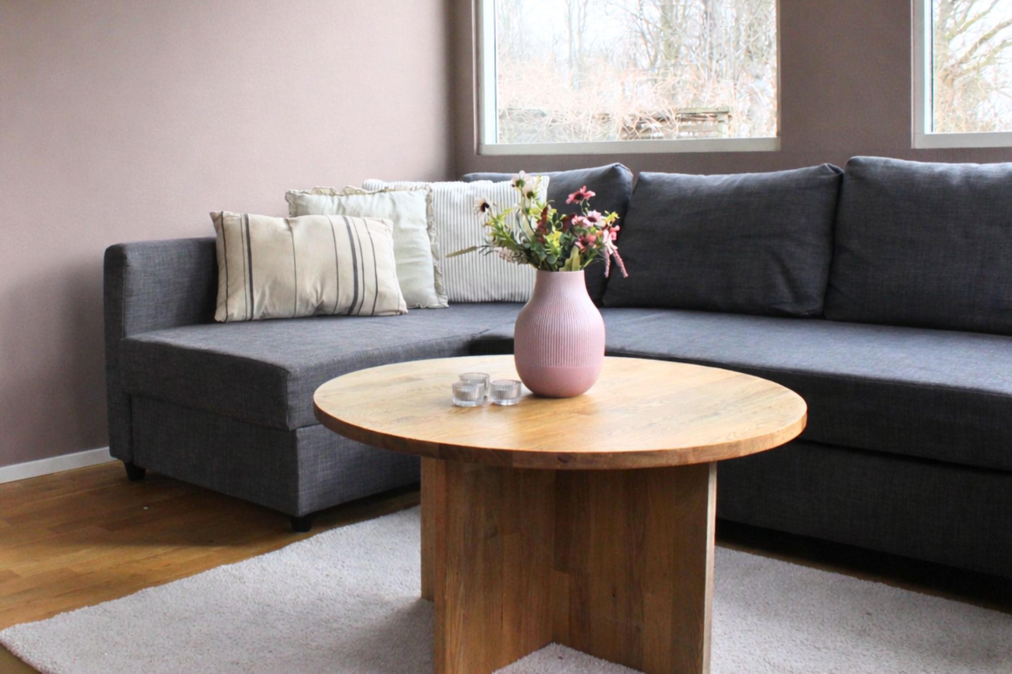 Mysig stuga med poolområde – bild 2 av 15