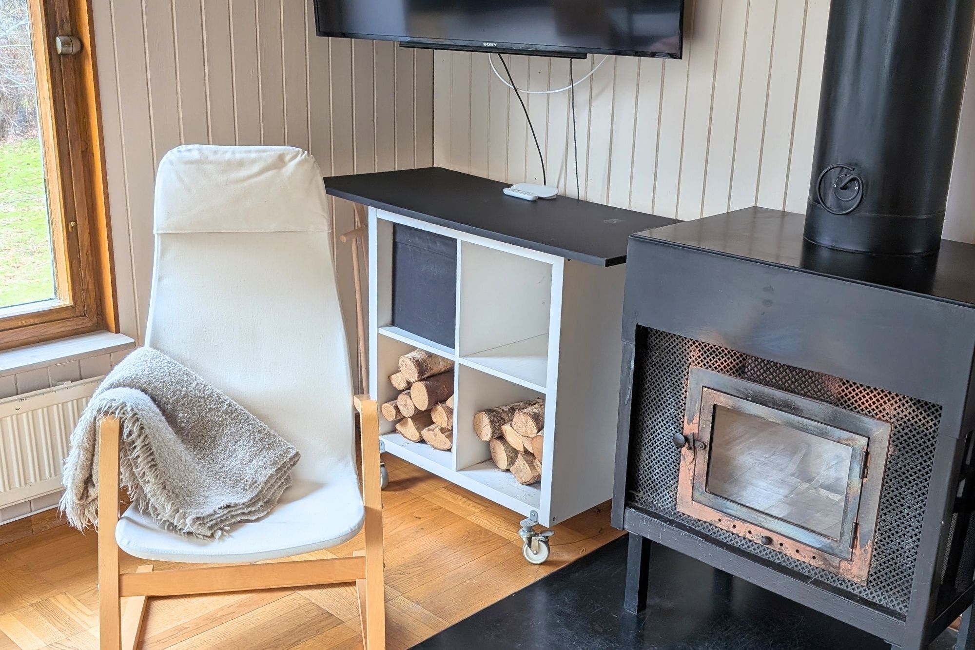 Mysig stuga med poolområde – bild 4 av 15