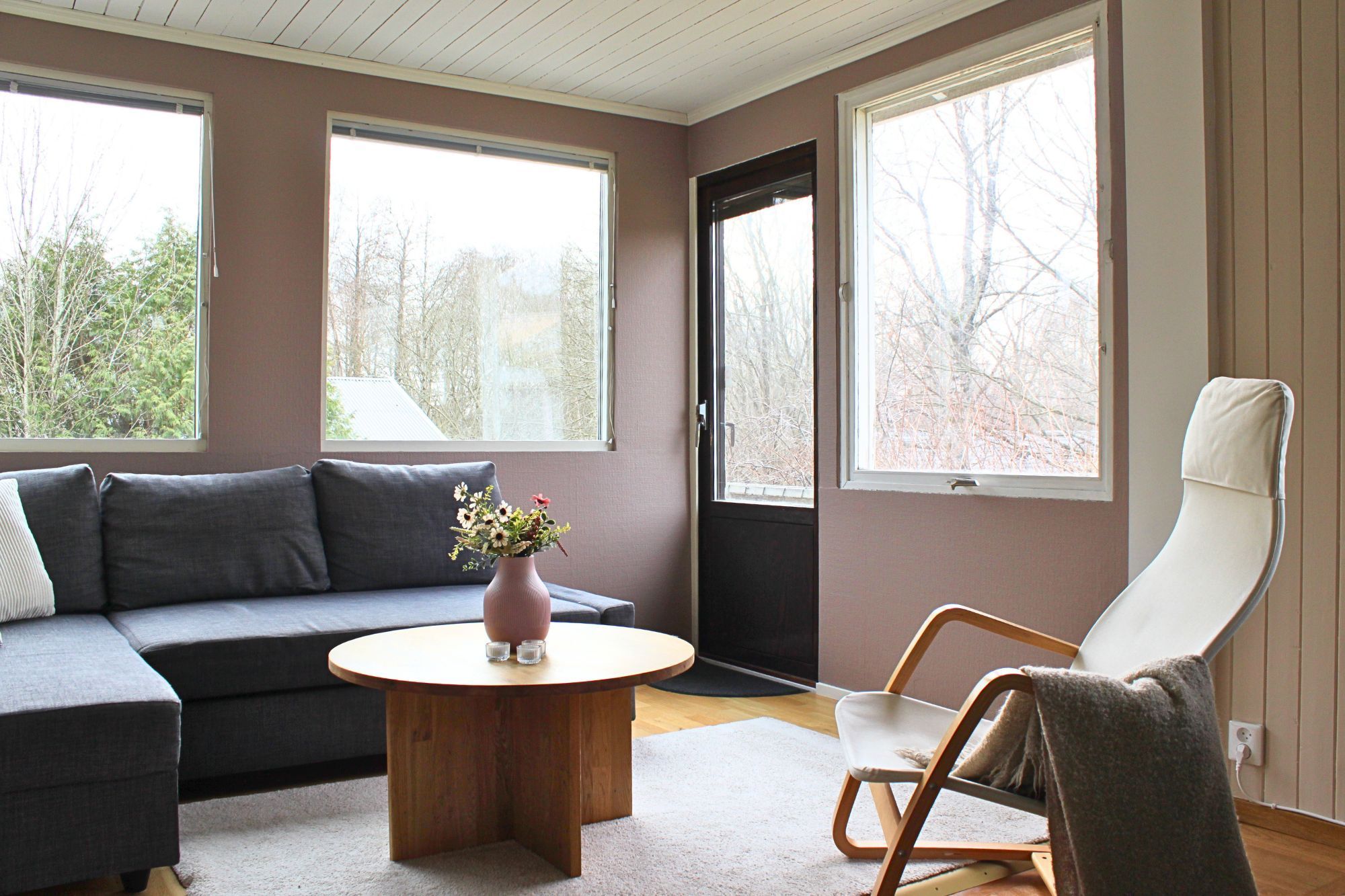 Mysig stuga med poolområde – bild 3 av 15