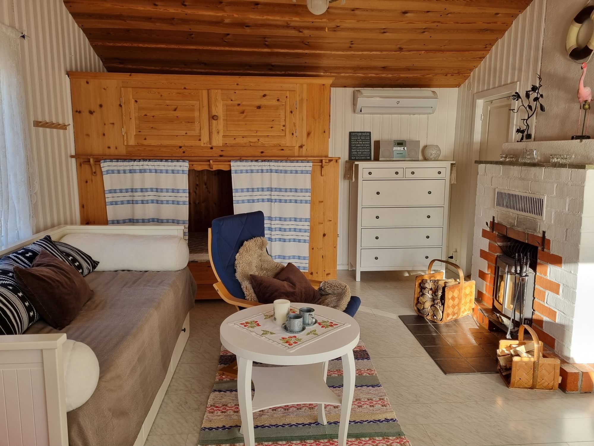 Liten stuga med sjöutsikt – bild 8 av 22