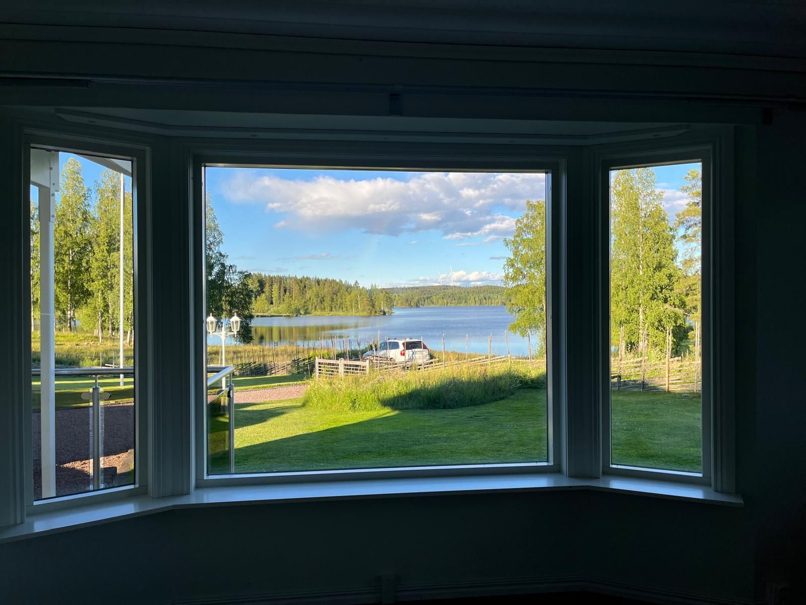 Rofylld sjönära retreat – bild 3 av 16