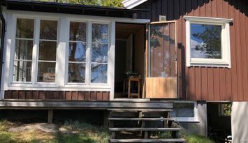 Två fina stugor vid sjö utanför Göteborg