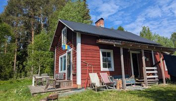 Timrad stuga nära fjällen
