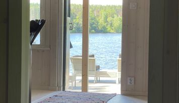 Litet hus med sjötomt och egen brygga i Mälaren