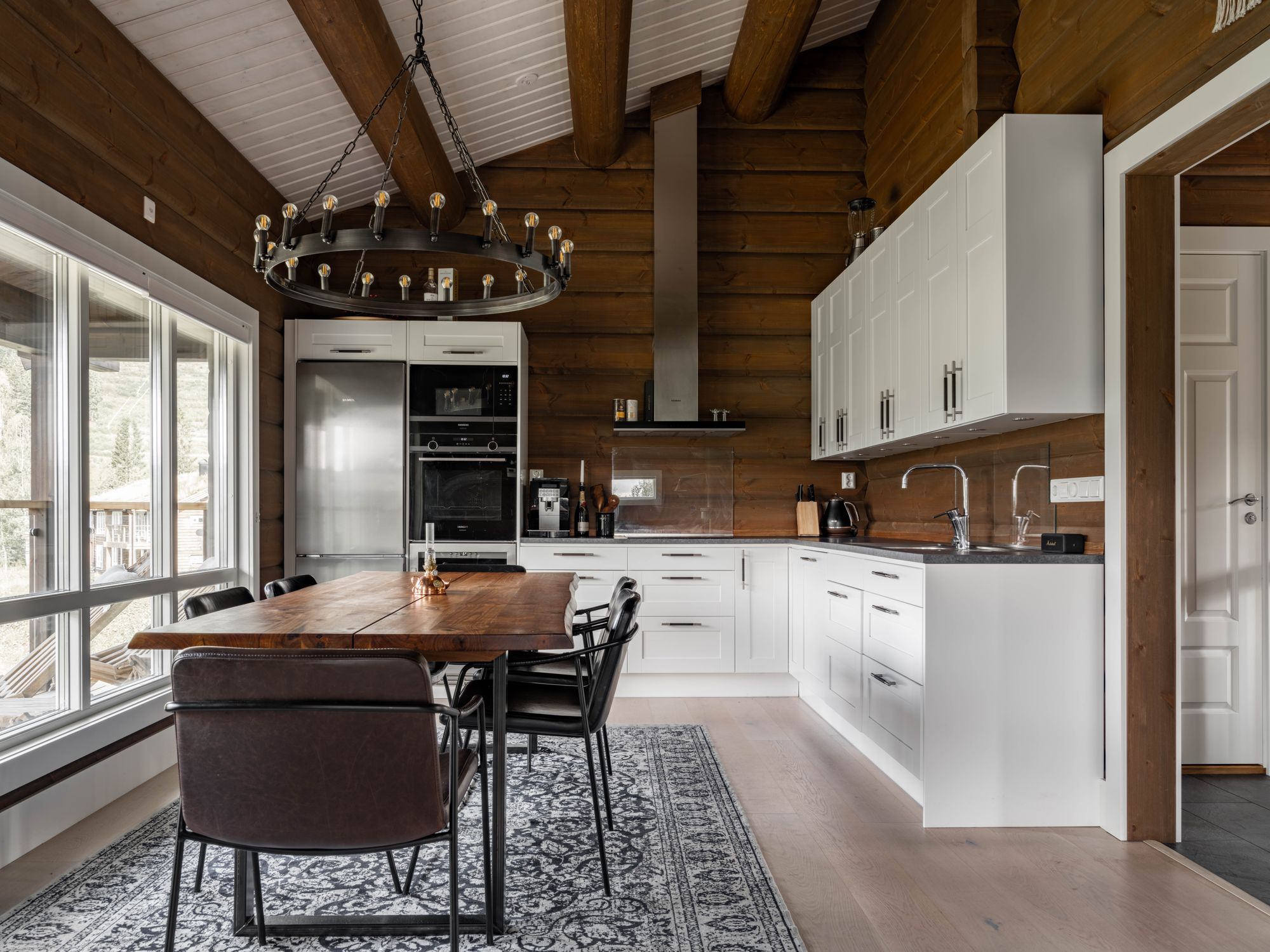 Mysig lodge med fantastiskt läge vid Sadelexpress – bild 2 av 21
