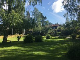 Pittoreskt sommarhus med stor tomt