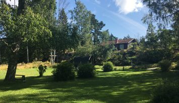 Pittoreskt sommarhus med stor tomt