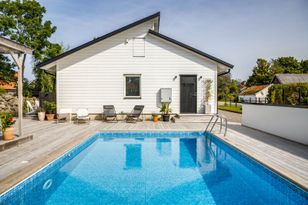 Modernt hus i Torslunda med pool