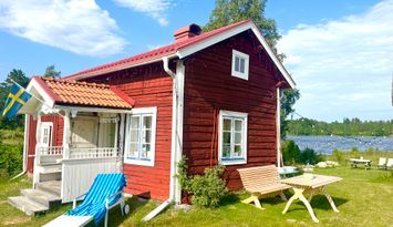 Stuga med JACUZZI , strandtomt och eldplats