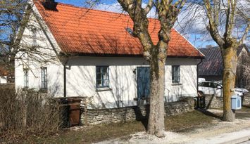 Underbart kalkstenshus mitt i Fårösund.