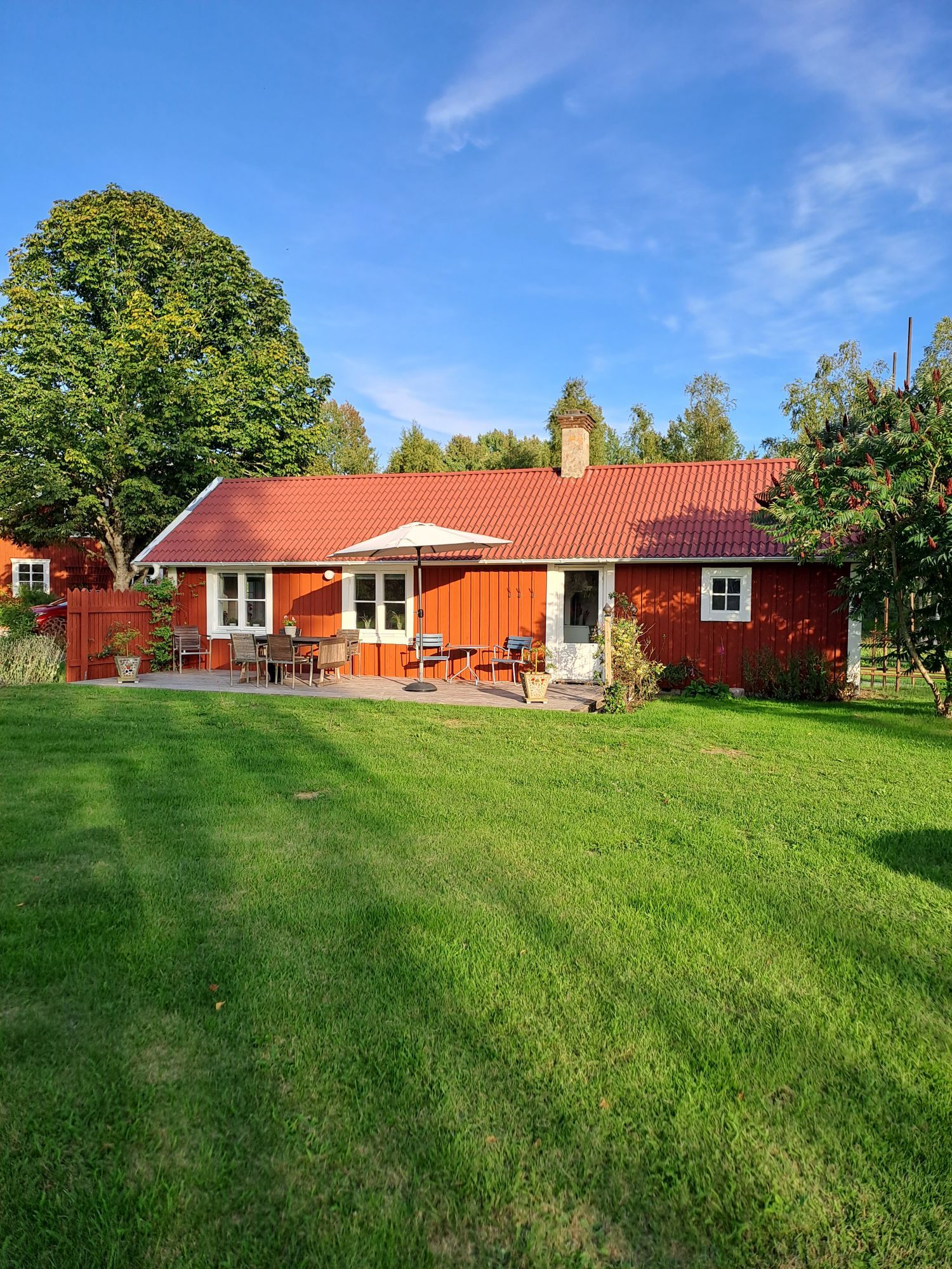 Mysig stuga i idyllisk småländsk miljö
