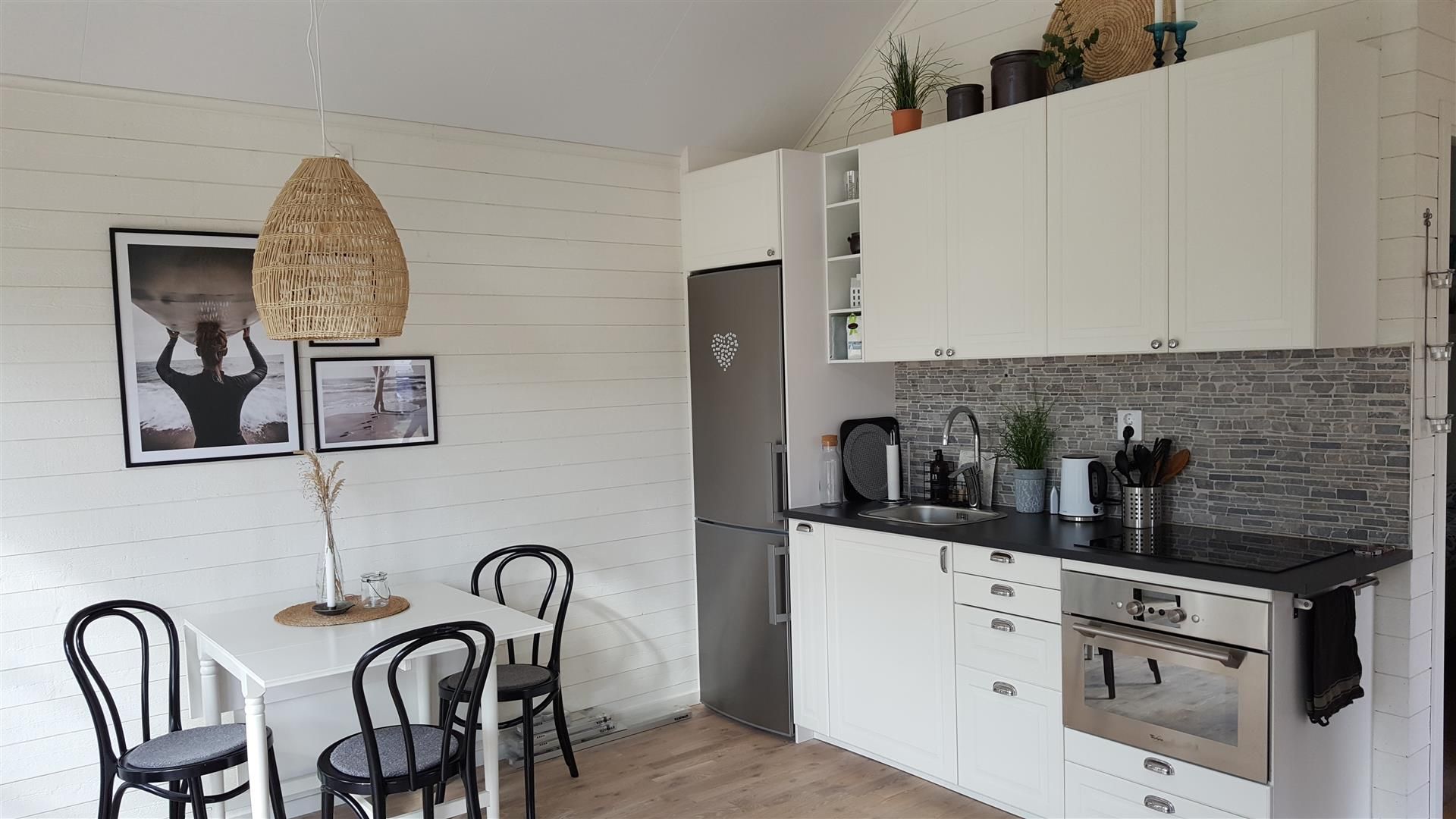Toppenfräsch stuga nära havet – bild 4 av 12