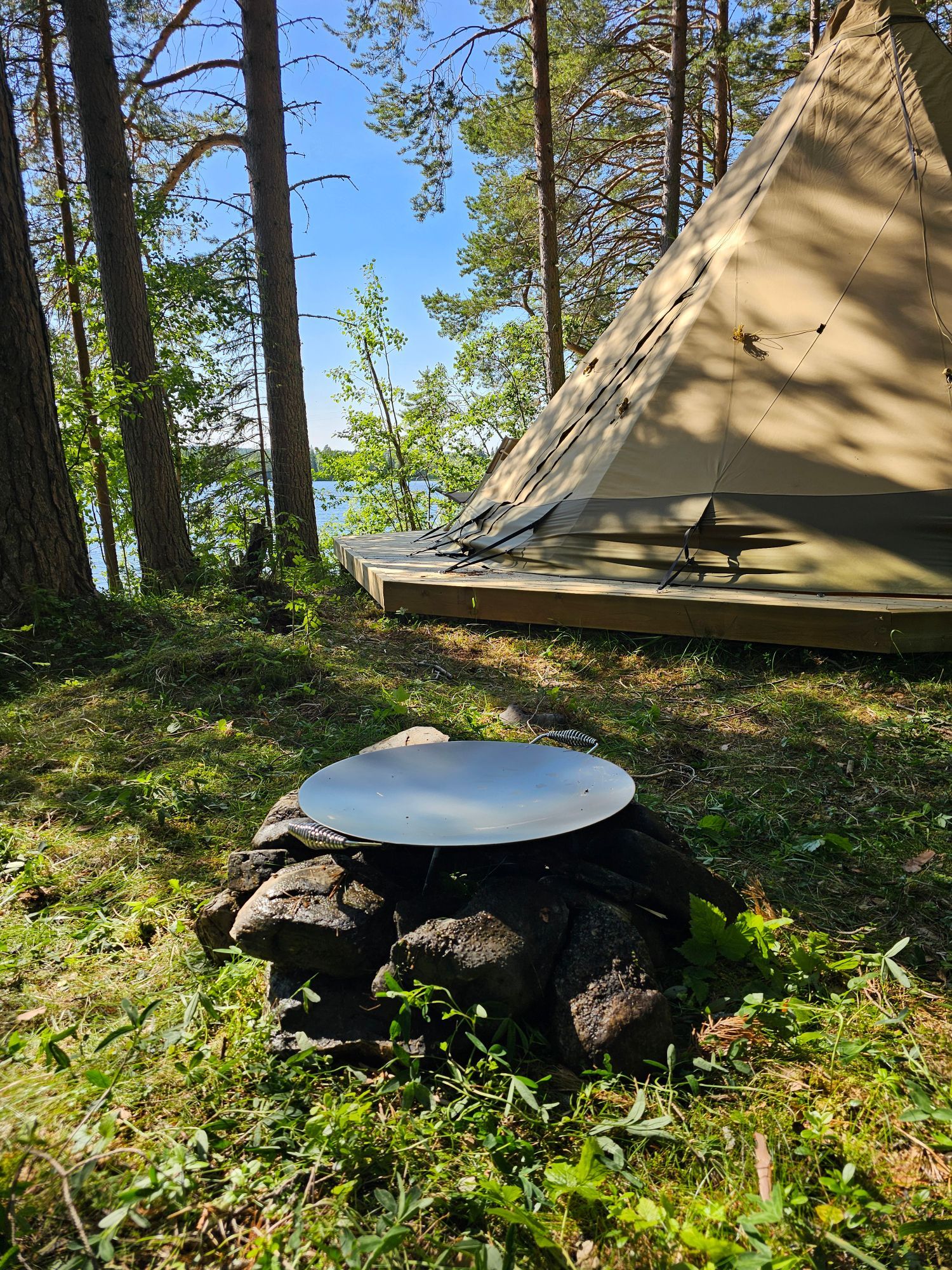 Bo i kåta på egen ö i Alsensjön