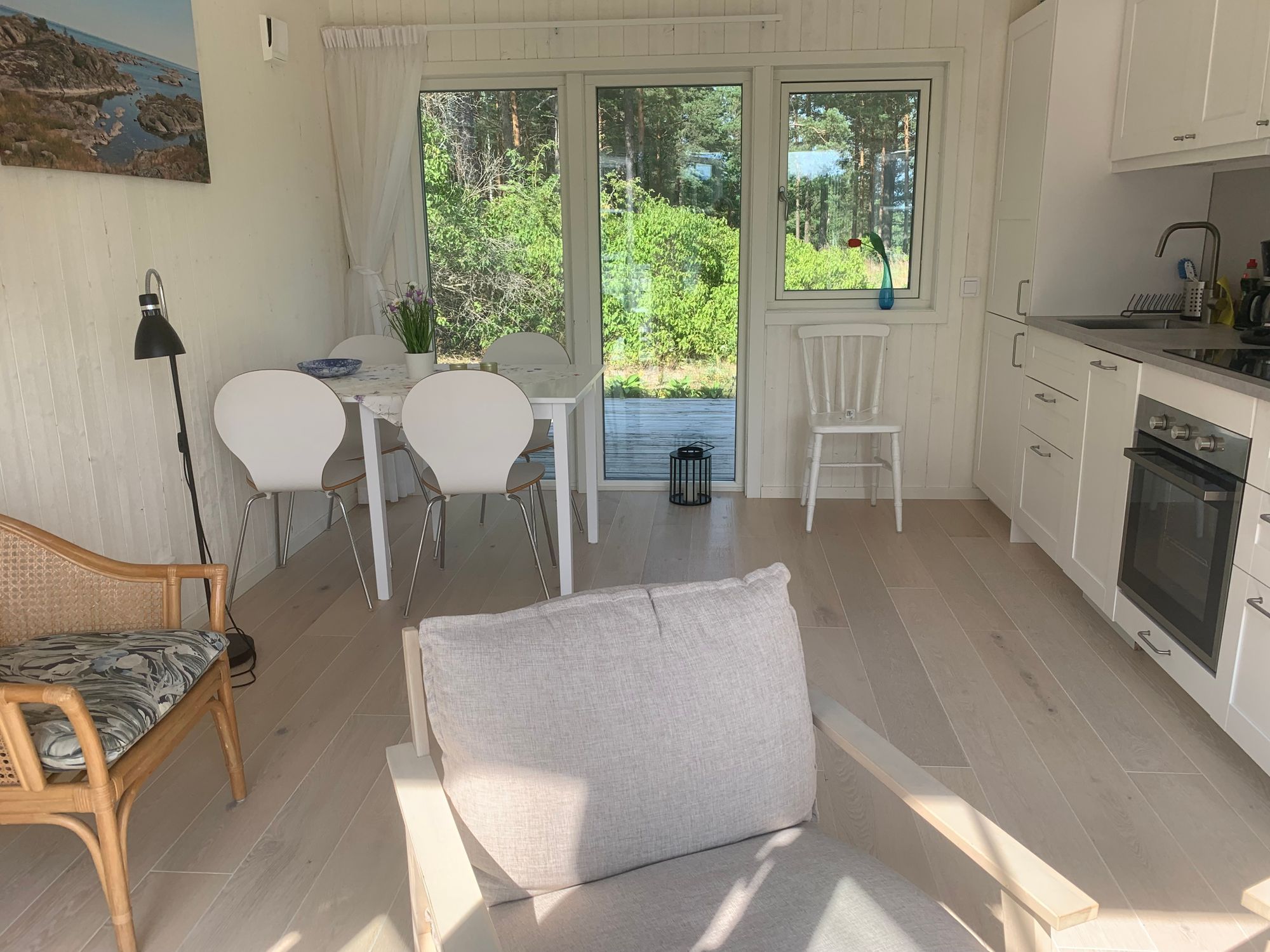 Havsnära nybyggd stuga med roddbåt. – bild 19 av 21