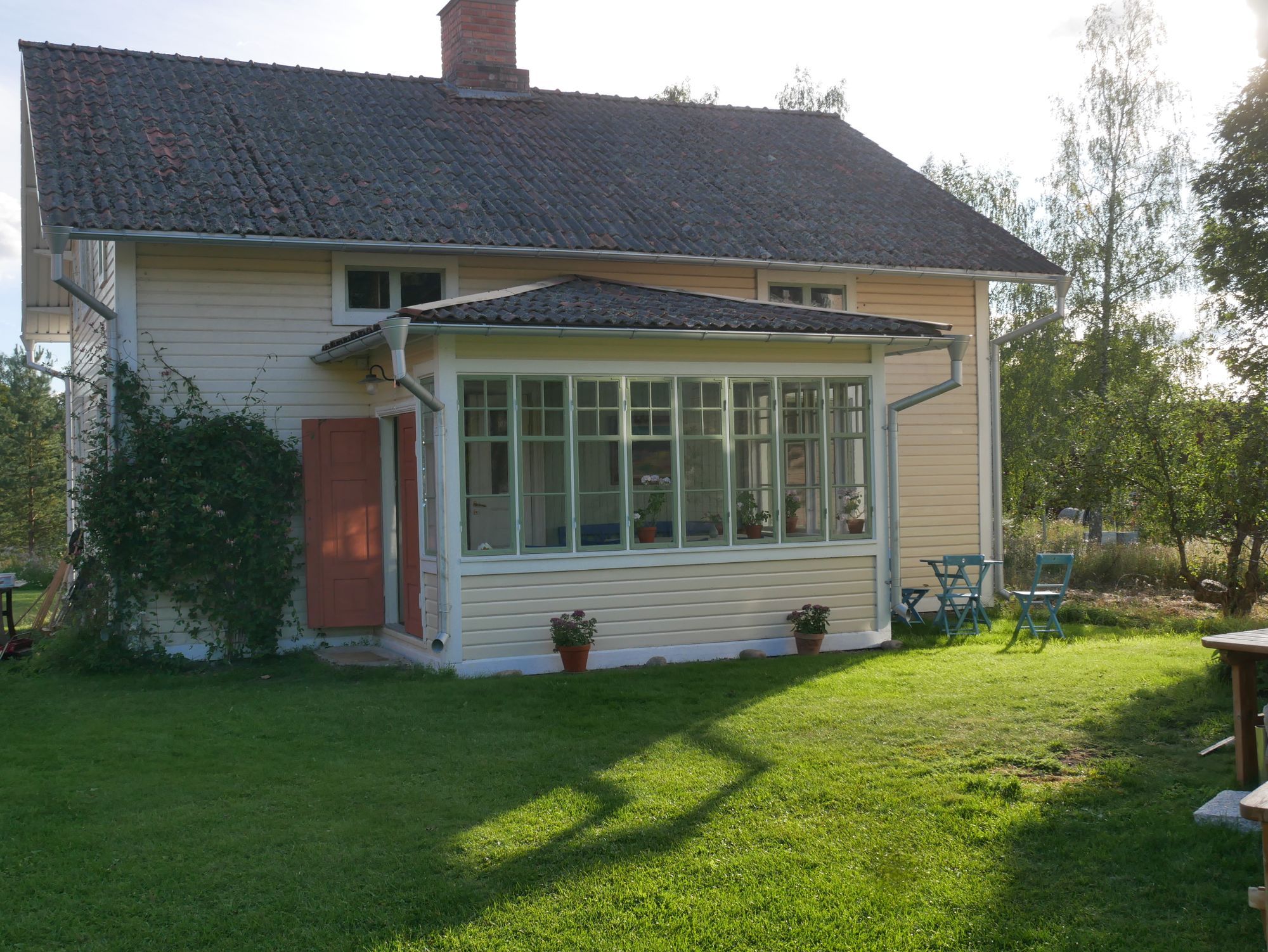 Hemtrevligt 1800-tals hus nära sjö och skog.