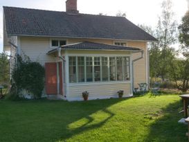 Varsamt renoverat 1800tals hus intill sjö och skog