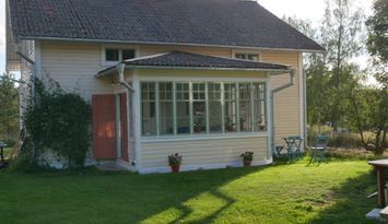 Hemtrevligt 1800-tals hus nära sjö och skog.
