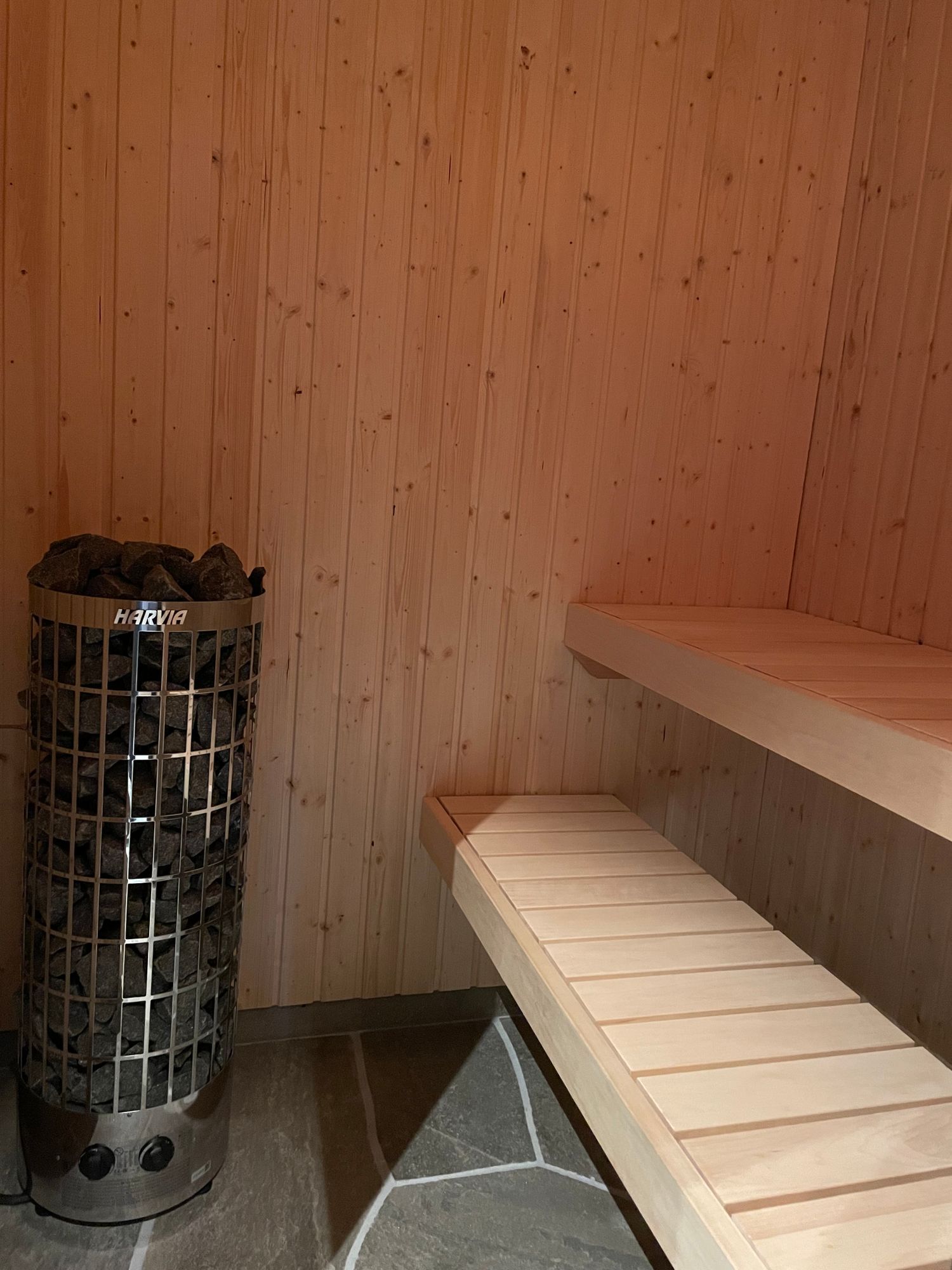 Klassisk modern fjällstuga som andas rymd – bild 20 av 24