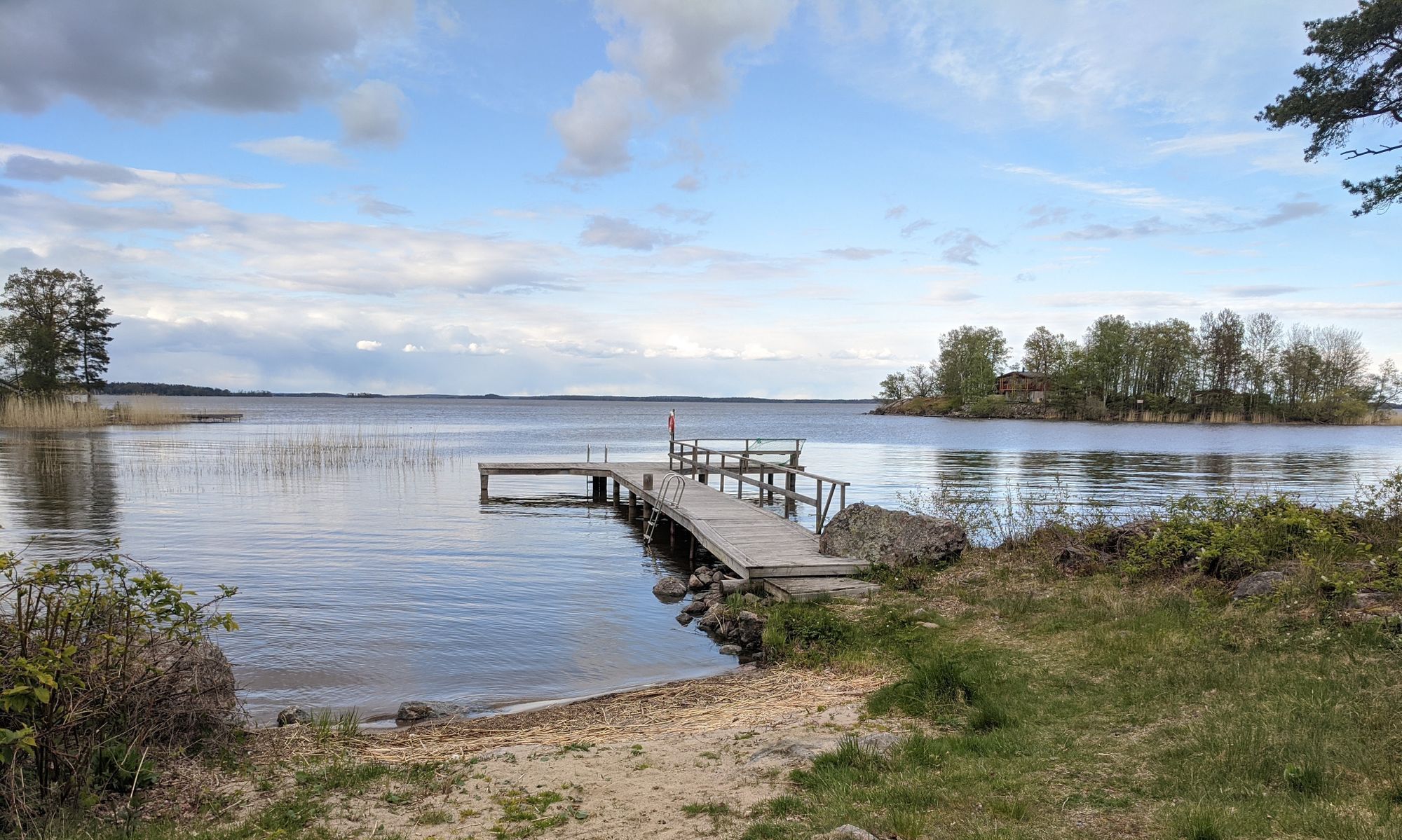 Stuga med sjöutsikt & 20 meter till bad i Mälaren – bild 2 av 11