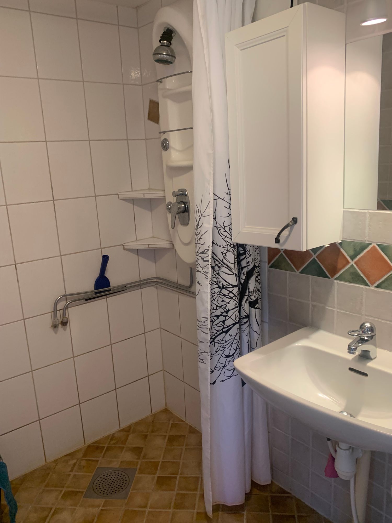 Mysigt litet hus med sjöutsikt – bild 6 av 12
