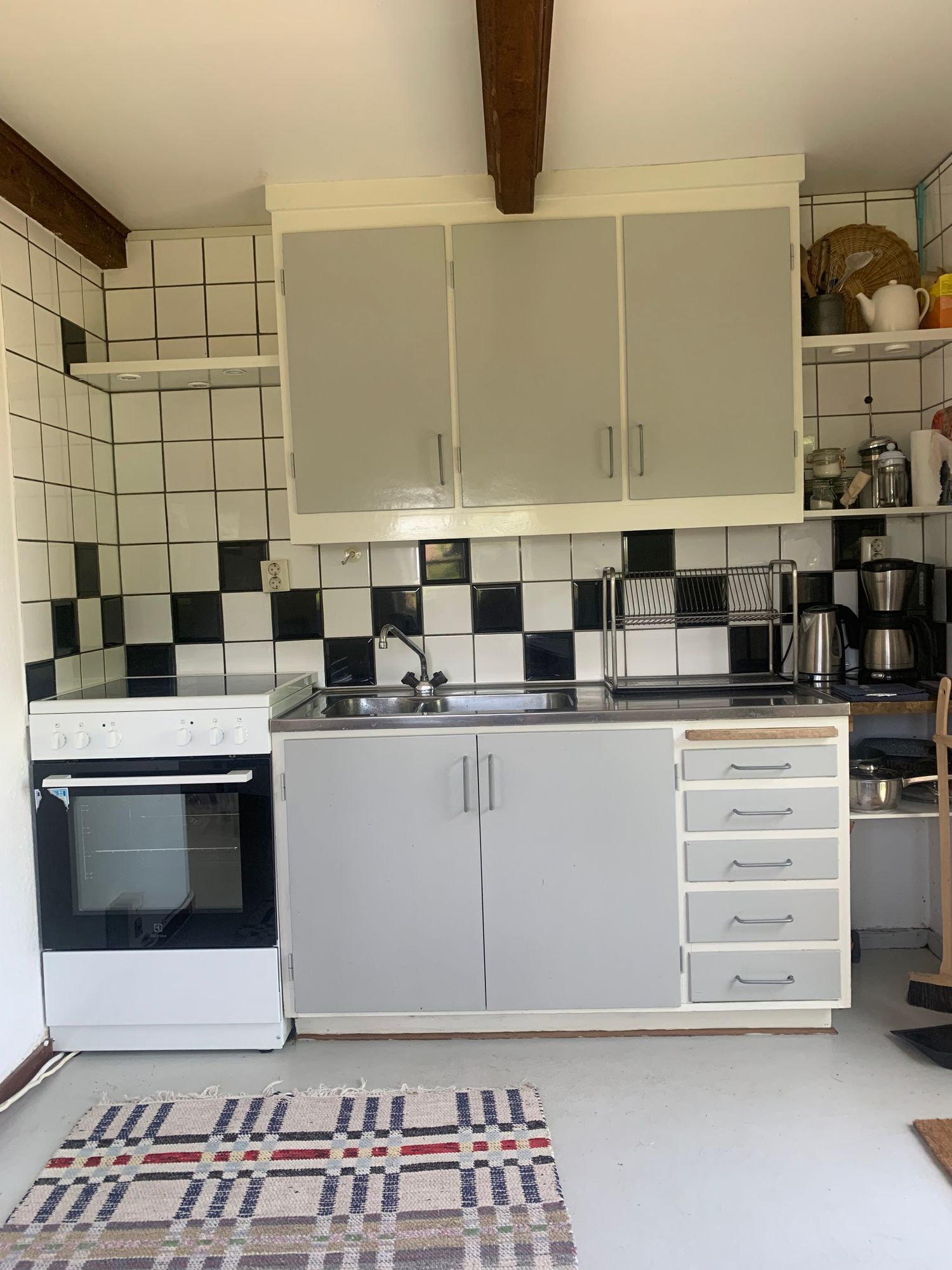 Mysigt litet hus med sjöutsikt – bild 9 av 12